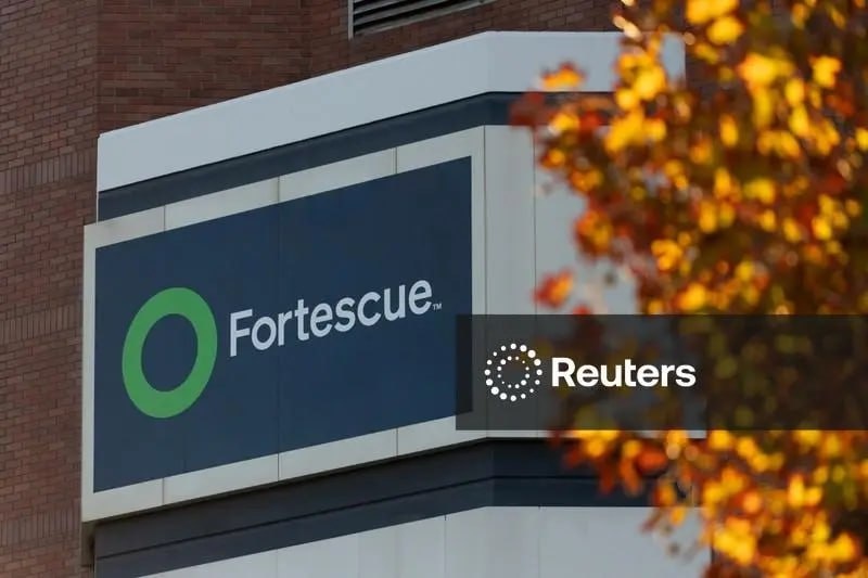 Австралийская компания Fortescue, один из крупнейших в мире производителей железной руды, получила финансирование на 14,2 млрд юаней (примерно 1,98 млрд долларов) напрямую в китайской валюте. Сделку организовал Народный банк Китая, и она стала крупнейшим размещением офшорных юаней за всю историю. Средства будут направлены на приобретение китайских технологий и оборудования для проектов в области чистой энергетики.