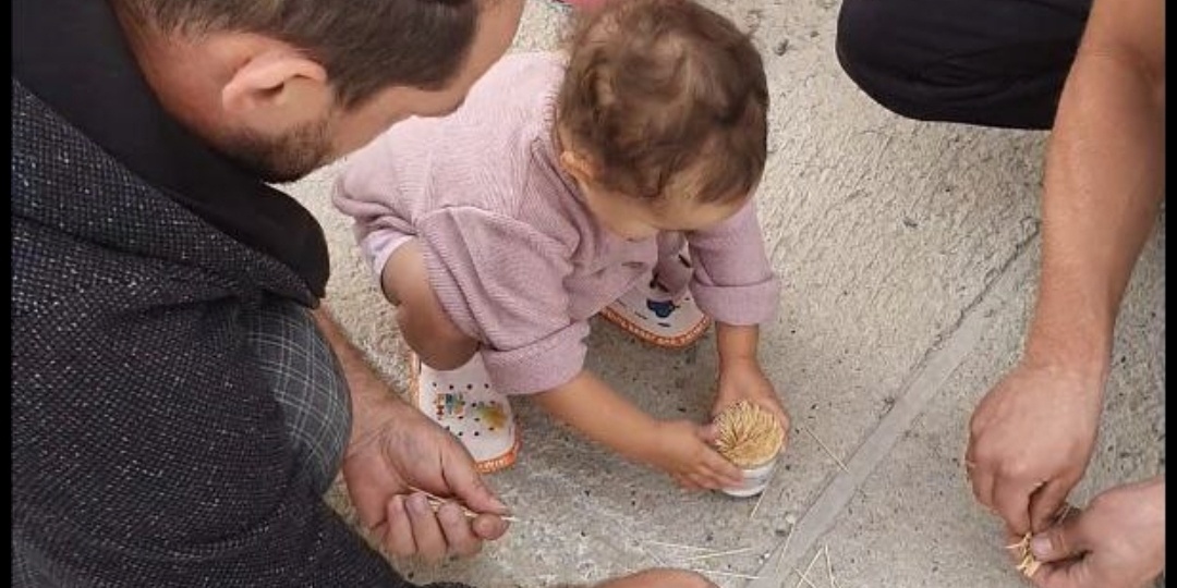 Рассыпали пачку зубочисток посреди парковки. Собирали их 20 минут с незнакомым парнем. Смешно и нелепо