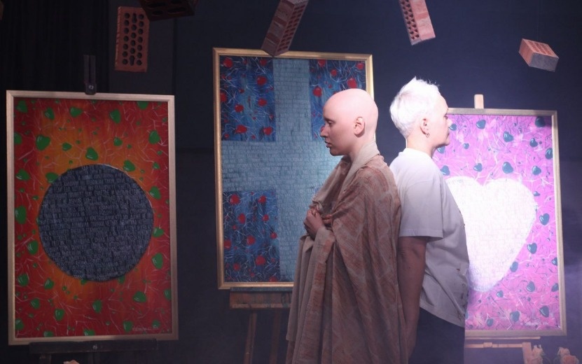    Кирпичи, розы и разбитые стены: вечер искусства художницы Евгении Степановой прошел в Ижевске