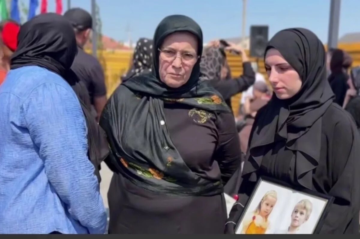    Женщины прятали слёзы на открытии монумента.