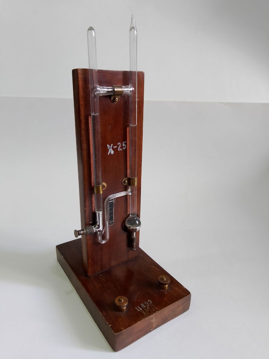 Ртутный барометр. Музей-лаборатория Е.К. Завойского