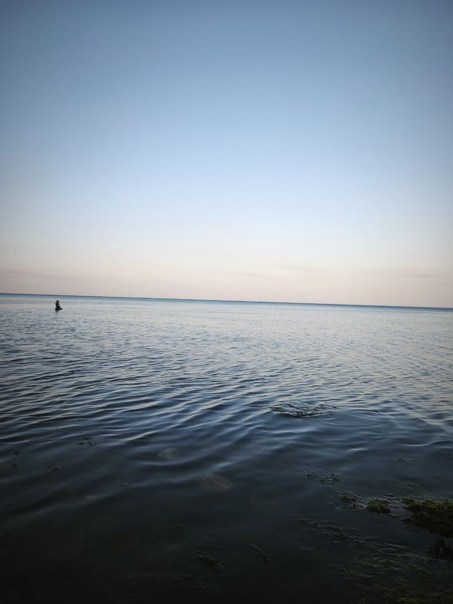 Море на закате на пляже Камешки