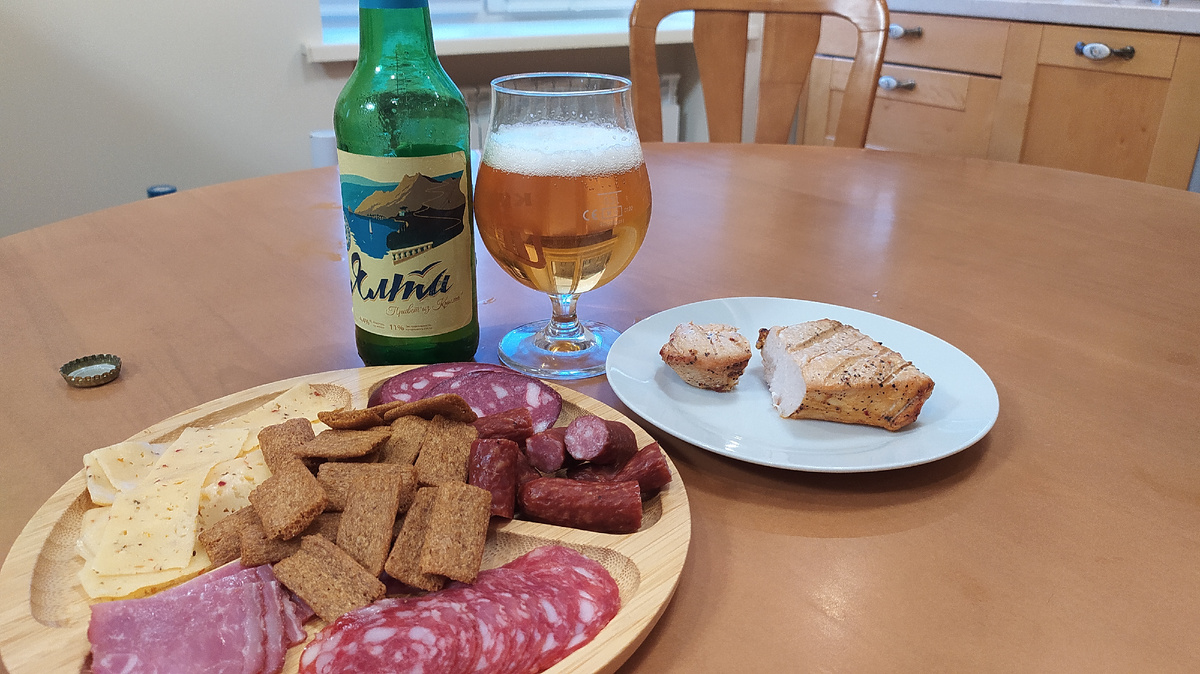 На бутылке написано: "Привет из Крыма!" Классическая технология, 1982.