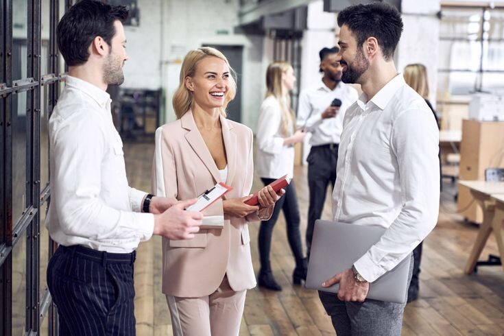 Переговоры арендодателя и арендатора в торговом зале. 