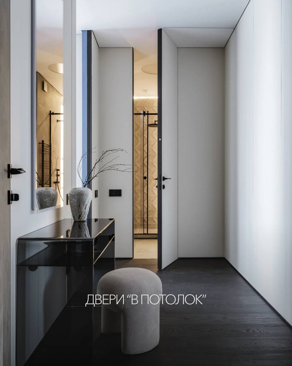 Скрытые двери в потолок от UNION (https://www.union.ru/product/skrytaya-dever-pod-pokrasky) в проекте Марии Дегтярёвой