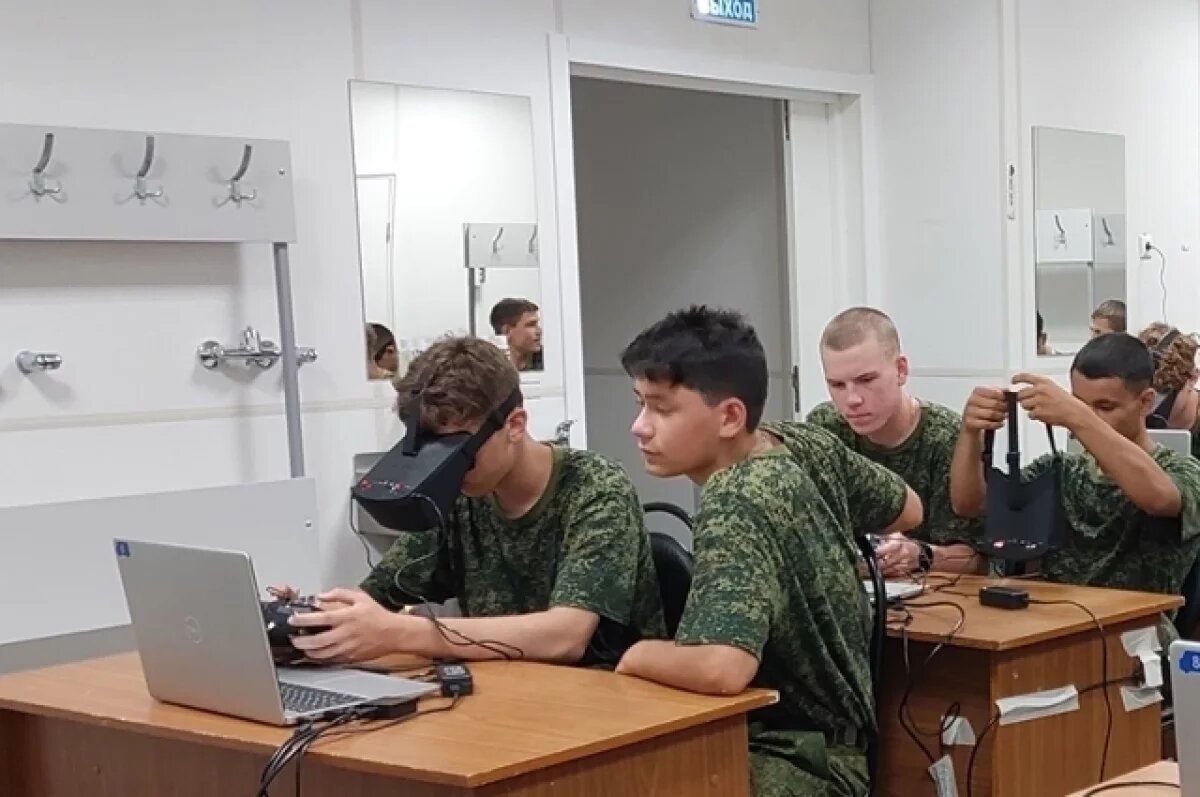    За одно занятие участники сборов ознакомились с базовыми техниками управления дронами.