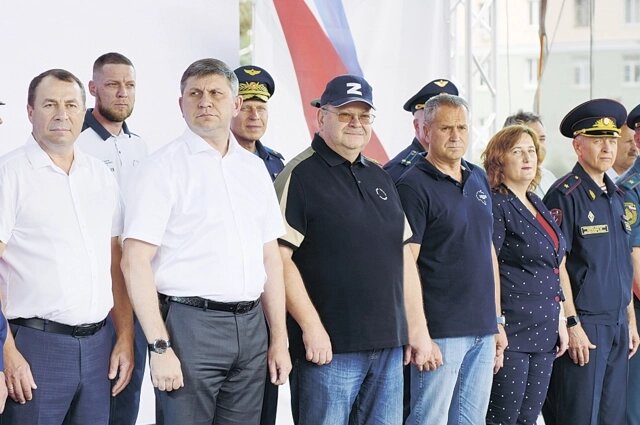    В церемонии открытия сборов «Гвардеец» участвовали два замполпреда президента в ПФО Александр Тихонов и Олег Машковцев, а также губернатор Пензенской области Олег Мельниченко. Фото: АиФ/ пресс-служба правительства Пензенской области