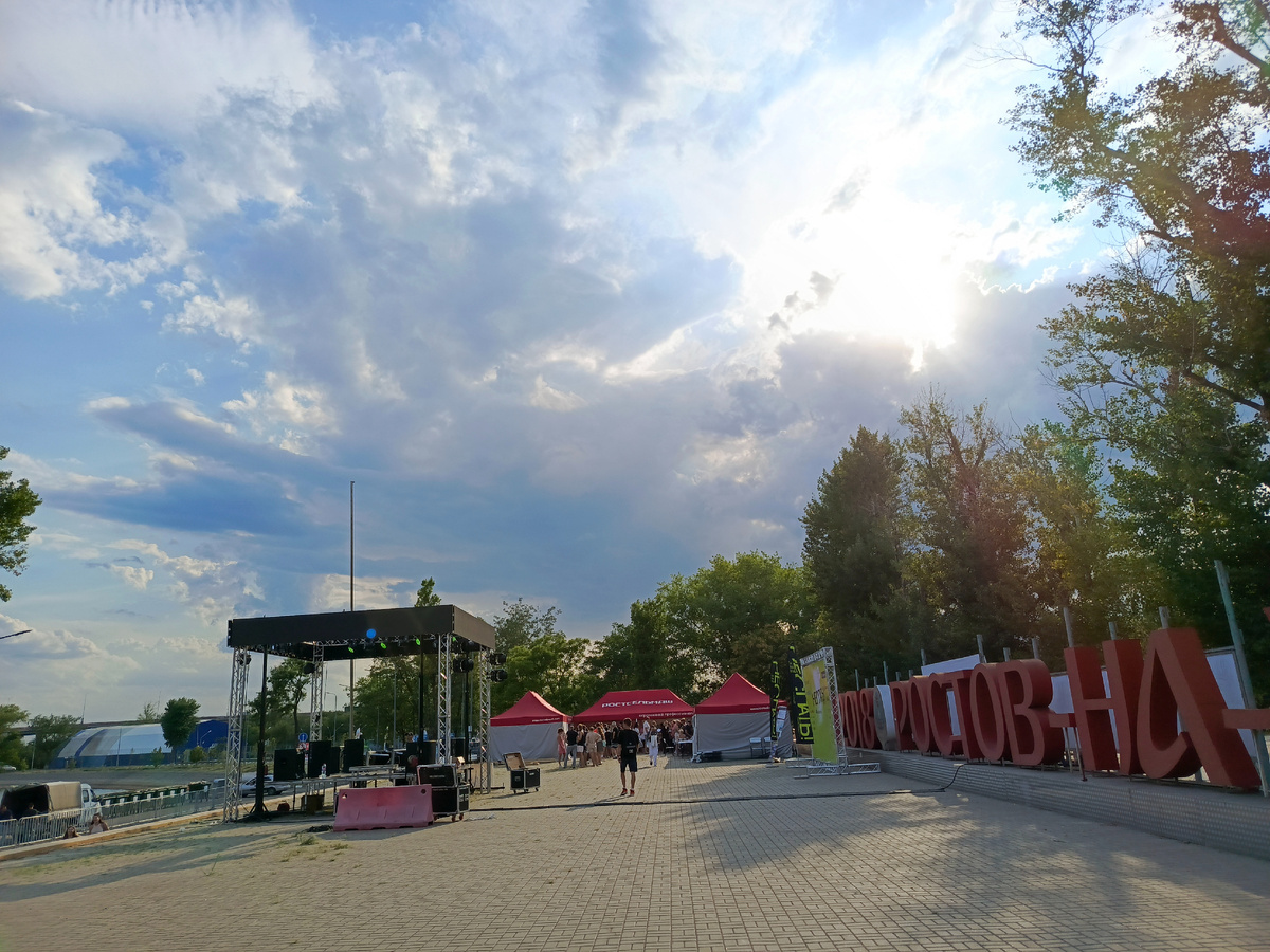 Неет) Это не Стартово-финишная арка, это - сцена. Вот сейчас понимаю, что арку до начала фестиваля не фотографировала. Но полюбоваться ведь всё равно есть чем?))