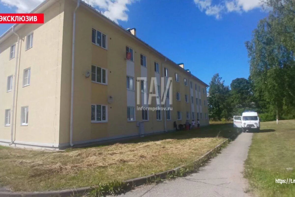    В Плюссе мужчина испугался полиции и спрыгнул из окна