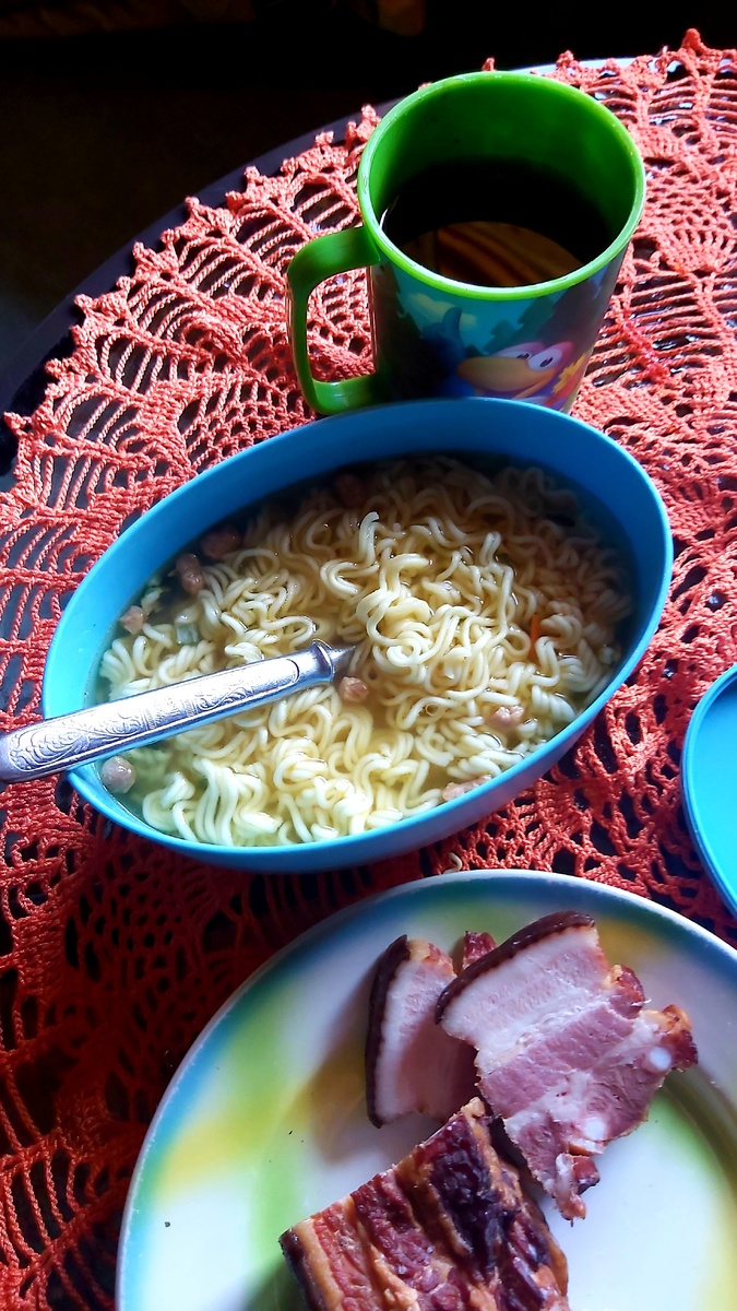 Позор мне или нет? Скатёрку вязала я, когда ждала срока беременная дочерью, меня прямо распирало в этом направлении, навязала штук 7 вроде).