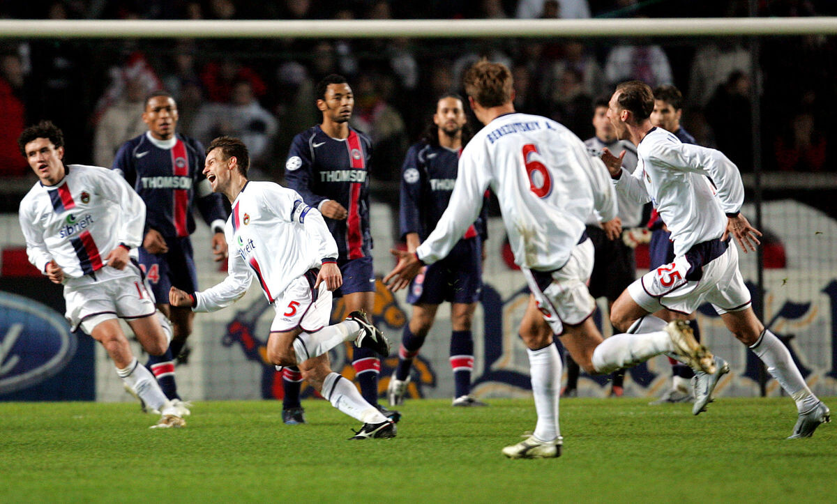 7 декабря 2004 года. Париж. "ПСЖ" - ЦСКА - 1:3. Сергей Семак (третий слева) празднует очередной гол. Фото AFP

