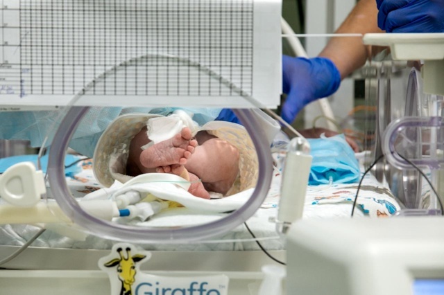    Сургутские врачи в ходе сложнейшей операции спасли мать и новорожденного после опасного осложнения