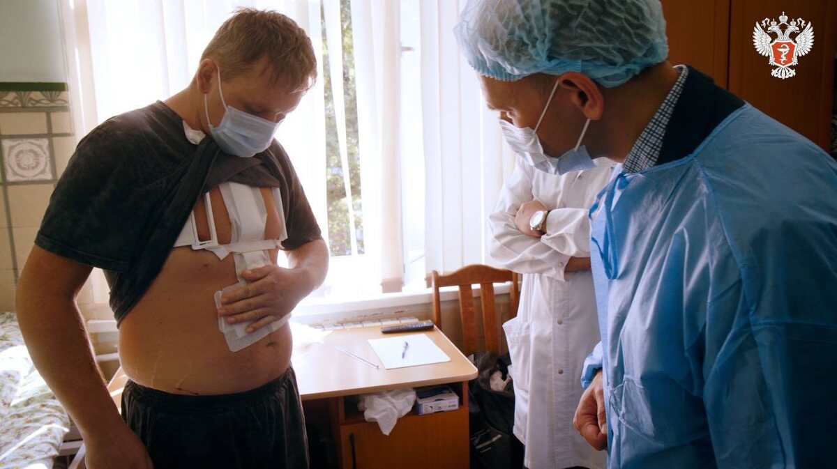 На фото пациент - местный житель Виктор М. и его врачи. Сейчас Виктор уже активен, самостоятельно ест и передвигается. Он проходит реабилитацию и уже готовится к выписке. Фото предоставлено пресс-службой Минздрава РФ