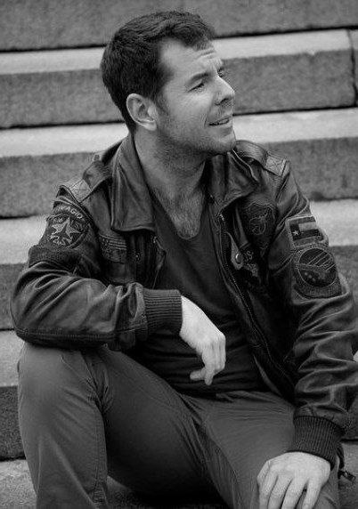 ✨️Почему наши мечты становятся реальностью?

Мечты подобны семенам, брошенным в землю. Они ждут своего часа, чтобы прорасти, окрепнуть и расцвести яркими цветами, если мы верим в них и ухаживаем за ними с заботой и терпением.

Представьте себе ночное небо, усыпанное звездами. Каждая звезда – это мечта, сияющая в темноте нашей души. И когда мы смотрим вверх, позволяя этим светлячкам освещать наш путь, они начинают притягиваться друг к другу, создавая созвездия судьбы.

Но не все звезды одинаково яркие. Некоторые мерцают тускло и едва заметно, словно прячутся от мира. Эти мечты нуждаются в нашем внимании больше всего. Мы должны верить в них так сильно, что даже самый слабый лучик света сможет пробиться сквозь туман сомнений и страхов.

Почему же мечты сбываются? Потому что каждая из них содержит в себе частичку нас самих – нашу страсть, смелость, вдохновение. Когда мы открываем свое сердце мечте, она начинает жить собственной жизнью, притягивая к нам людей, события и возможности, которые раньше казались недостижимыми.

Сбывшаяся мечта – это результат наших усилий, веры и любви. Она приходит тогда, когда мы готовы принять ее, отпустить страх перед неизвестным и довериться своему внутреннему компасу.

💫Так давайте мечтать смело, широко раскрывая глаза навстречу будущему, зная, что каждая наша мечта способна стать явью, стоит лишь поверить в нее всем сердцем.❤️