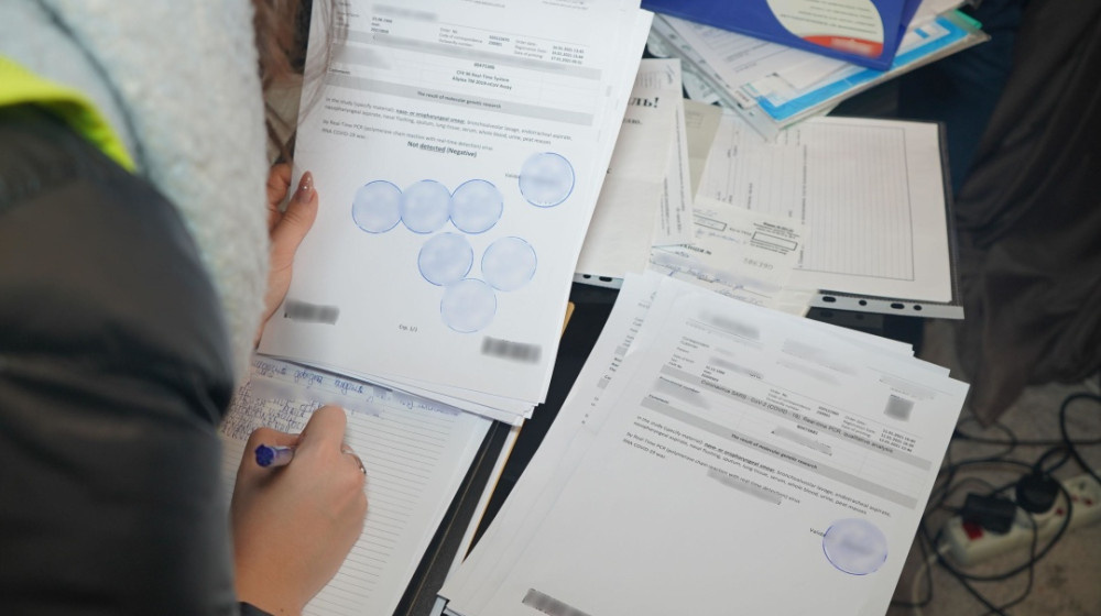    Как подростки покупают поддельные справки о COVID