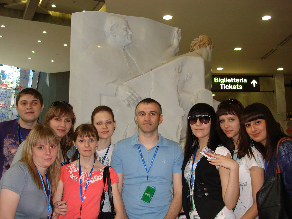 Ватикан. В первом ряду слева направо: 1. Шаповалова Елена, 2. Зольникова Юлия Федоровна, 3. Соловьев Иван Алексеевич, 4. Клуник Полина, 5. Ивчикова Юлия, 6. Попова Анастасия. Во втором ряду слева направо: 1. Старцев Илья, 2. Буслова Анастасия, 3. Сибирева Елена