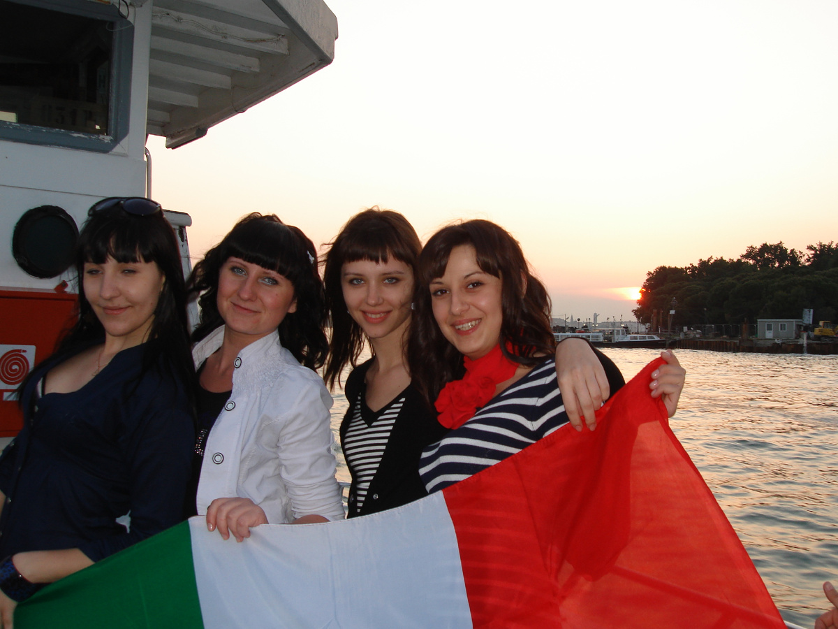 Италия. Венеция. Вторая слева Попова Елена