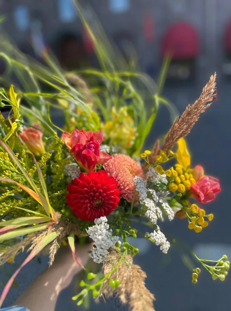 Контрастные сочетания: ярко-красный георгин и желтая пижма. Такие букеты хороши для праздников