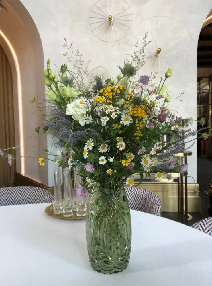 В этом букете обилие разнообразных цветов, преобладающего сорта нет. За счет разной высоты растений и ритмичности букет воссоздает эффект летнего поля