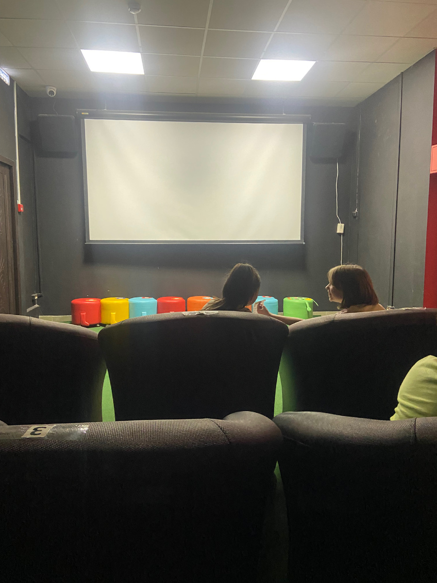 Крошечный кинозал с уютными диванчиками 