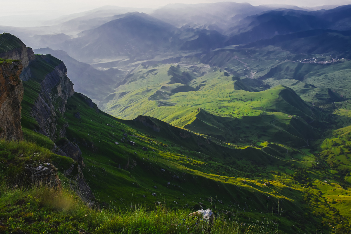 Дагестан часто называют самой многонациональной республикой России, так как здесь проживает более 30 коренных народов и свыше 110 этнических групп, говорящих на 30 языках.  По разнообразию растительно-климатических поясов Дагестан не имеет себе равных в России: от субтропического леса в устье реки Самур, пустынь и полупустынь на севере республики до высокогорных тундр и ледников. Название "Дагестан" происходит от тюркского слова "даг" (гора) и персидского "-стан" (страна), что в переводе означает "страна гор"