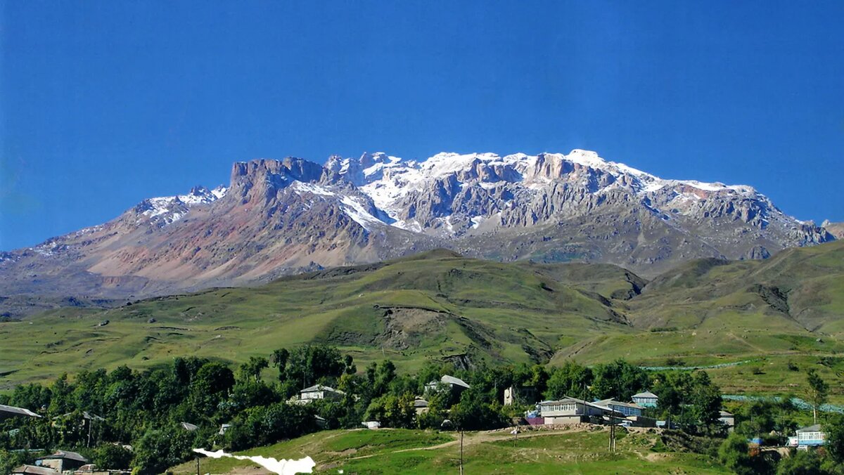 Гора Шалбуздаг — это священная гора в Дагестане, высотой 4142 метра, расположенная южнее села Ахты. Она является одной из высочайших вершин восточной части Кавказа и местом паломничества для мусульман. Местные жители и паломники верят, что восхождение на Шалбуздаг может исполнить желания. Шалбуздаг почитается как святыня, как до распространения ислама, так и после, когда здесь была похоронена могила праведника Сулеймана. По легенде, после его смерти, голуби перенесли его тело на вершину, где и находится его могила. Ежегодно в июле-августе на Шалбуздаг совершаются паломничества. Считается, что семь восхождений на гору приравниваются к паломничеству в Мекку