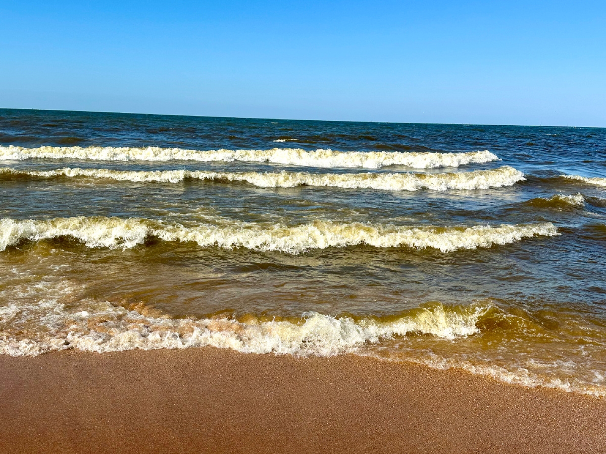 Азовское море бушует.