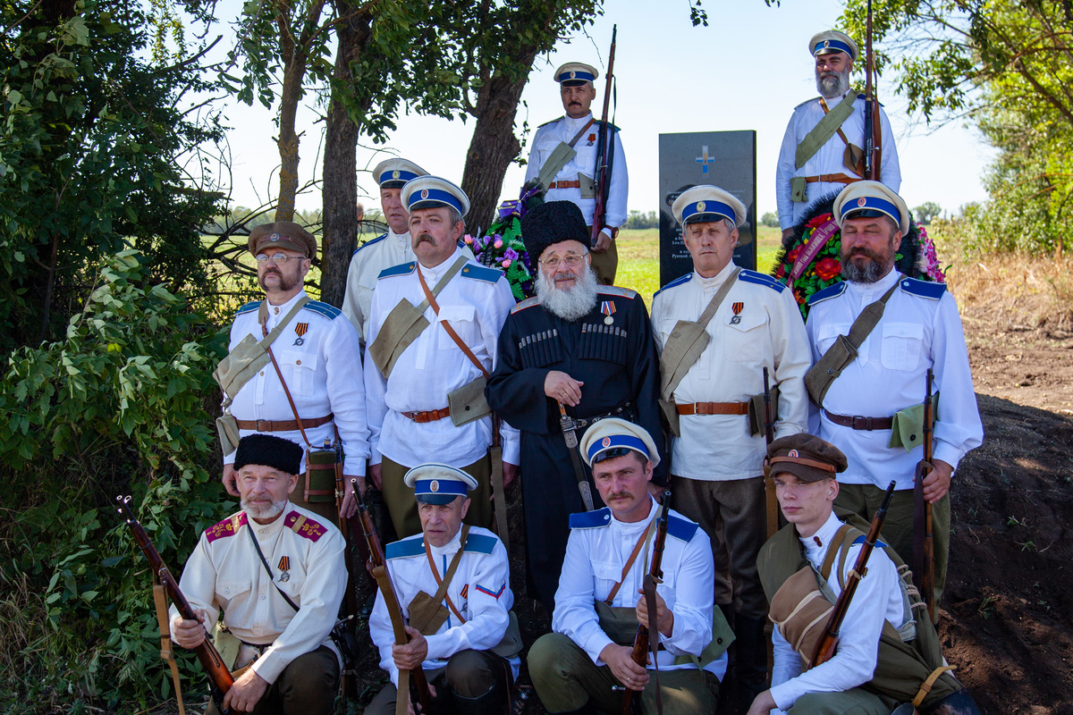 04.08.2020 состоялась церемония открытия памятника погибшему в ходе Улагаевского десанта (август 1920 г.) гренадерскому батальону 1-го Партизанского генерала Алексеева полка. Памятник создан силами и средствами ОВИК «Общество памяти Первого Кубанского генерала Корнилова похода», ВИК «Корниловский конный полк», ОВИК «Московская сводная добровольческая бригада». Церемонию провели члены ОВИК в исторической форме Алексеевского полка. Церемония была подготовлена при содействии Дворянского Собрания Кубани. Приказом Предводителя Дворянского Собрания Кубани к данному событию был учрежден памятный нагрудный знак «Улагаевский Десант 1920-2020». Ссылка: https://kubannobility.ru/news/04-08-2020-otkrytie-pamyatnika-grenaderam-1-go-partizanskogo-generala-alekseeva-polka-k-100-letiyu-ulagaevskogo-desanta Улага́евский деса́нт, Кубанский десант — общепринятое название (по имени её руководителя — генерал-лейтенанта С. Г. Улагая) войсковой операции Русской армии[1] против Красной армии на Кубани 1 (14) августа — 25 августа (7 сентября) 1920 года во время Гражданской войны. Ссылка: https://ru.wikipedia.org/wiki/Улагаевский_десант Часть офицеров и солдат принимали участие в Гражданской войне в составе ВСЮР. Например, полковник Кочкин командовал ротой в Офицерском Марковском полку, а потом формировал гренадерский батальон в составе белогвардейцев. Последние гренадеры погибли в составе этого батальона в Улагаевском десанте. Ссылка: https://ru.wikipedia.org/wiki/Астраханский_12-й_гренадерский_полк Командир Отд. Сводного гренад. батальона (с 02.1920). Кочкинв в 03.1920 с остатками гренадер (45 чел.) переведен в 1-й офицерский стрелк. ген. Дроздовского полк. Ген-майор (18.04.1920). Летом-осенью 1920 вновь пытался сформировать Гренад. батальон. В 08.1920 участвовал в десанте из Крыма в Тамань, после поражения с остатками батальона вернулся в Крым. В Русской Армии Врангеля – командир Особого беженского батальона. В 11.1920 эвакуирован из Крыма. Ссылка: http://www.grwar.ru/persons/person/10525