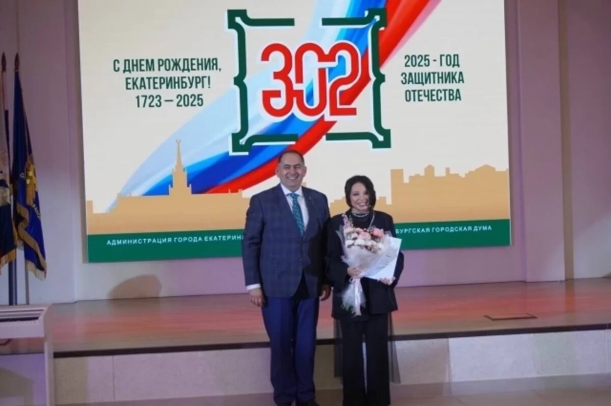    В Екатеринбурге открыли выставку и представили шелковые платки