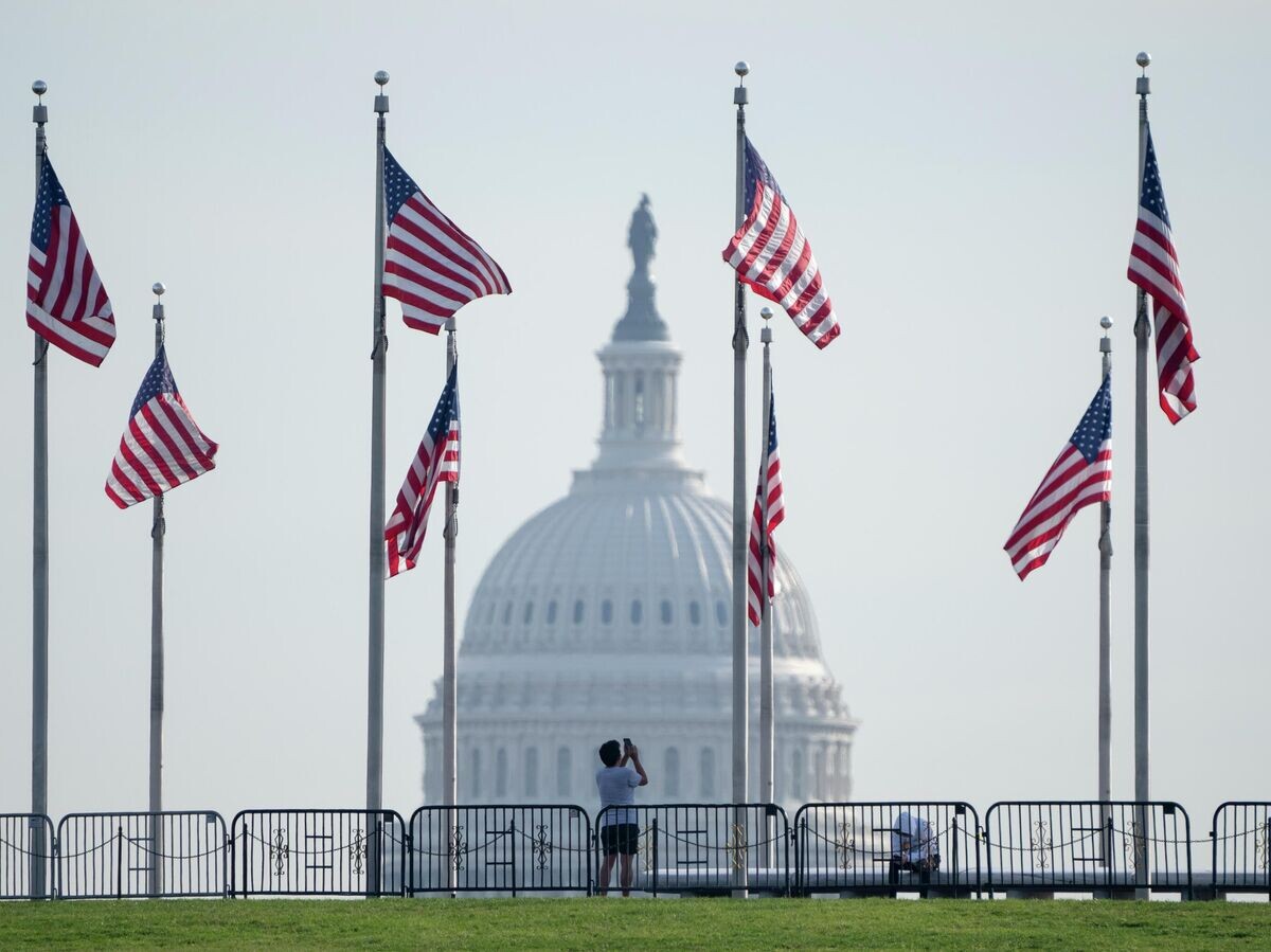    Флаги США на фоне Капитолия© AP Photo / J. Scott Applewhite