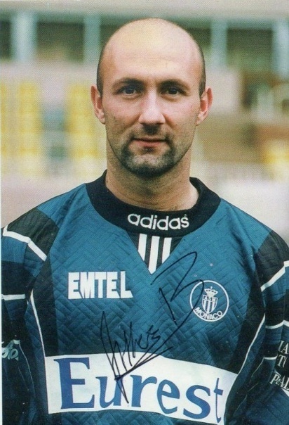 Фабье́н Але́н Барте́з (фр. Fabien Alain Barthez; род. 28 июня 1971, Лавлане, Франция) — французский футболист, вратарь. Выступал за команды «Тулуза» (1989—1992), «Олимпик Марсель» (1992—1995, 2004—2006), «Монако» (1995—2000), «Манчестер Юнайтед» (2000—2004) и «Нант» (2006—2007). Победитель Лиги чемпионов УЕФА 1992/93, двукратный чемпион Англии. За национальную сборную Франции выступал в период с 1994 по 2006 год, в общей сложности проведя в её составе 87 матчей, пропустив 49 мячей. Вместе со сборной Бартез стал чемпионом мира (1998), чемпионом Европы (2000) и победителем Кубка конфедераций (2003). После чемпионата мира 2006 года завершил карьеру в национальной сборной, а через год — футбольную карьеру в целом . После завершения футбольной карьеры в 2008 году стал автогонщиком[2]. Прозвище «Божественный Лысый» получил из-за своей фирменной бритой головы