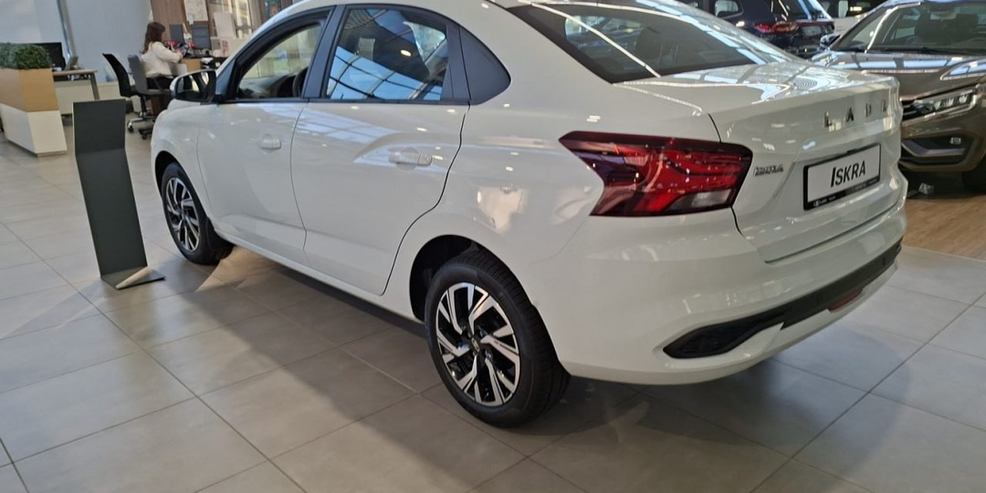 Заехал к дилеру LADA в Тольятти. Сколько стоят новые Искры? И есть ли они вообще в продаже