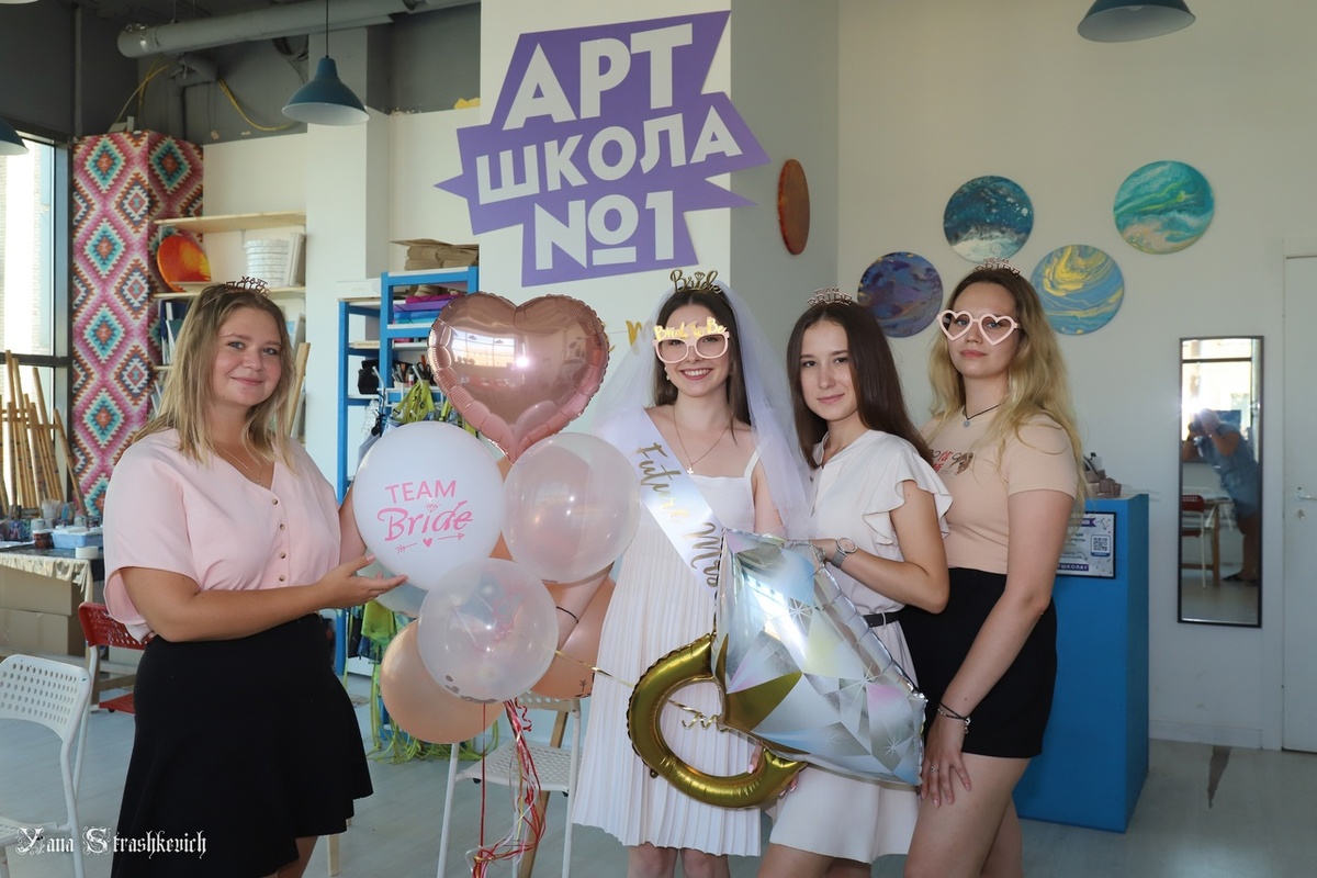 Подруги пришли на арт-девичник в Арт школу №1 в СПб