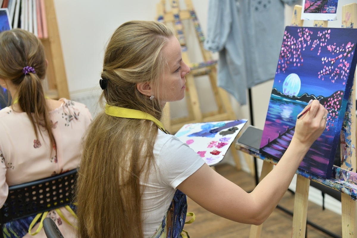 Девушка рисует картиру в формате арт-девичника.