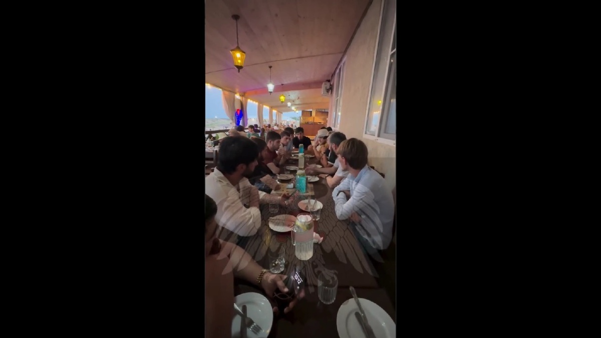    Хранители чести обсуждают план действий в Дагестане. Скриншот: Телеграм-канал "Осторожно, новости"