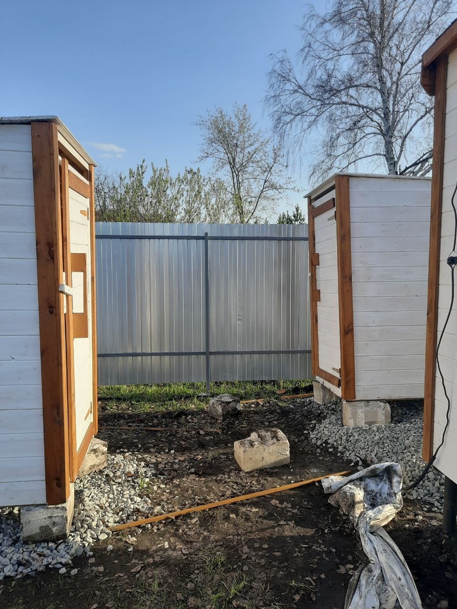 Справа - домик и душ, слева - туалет