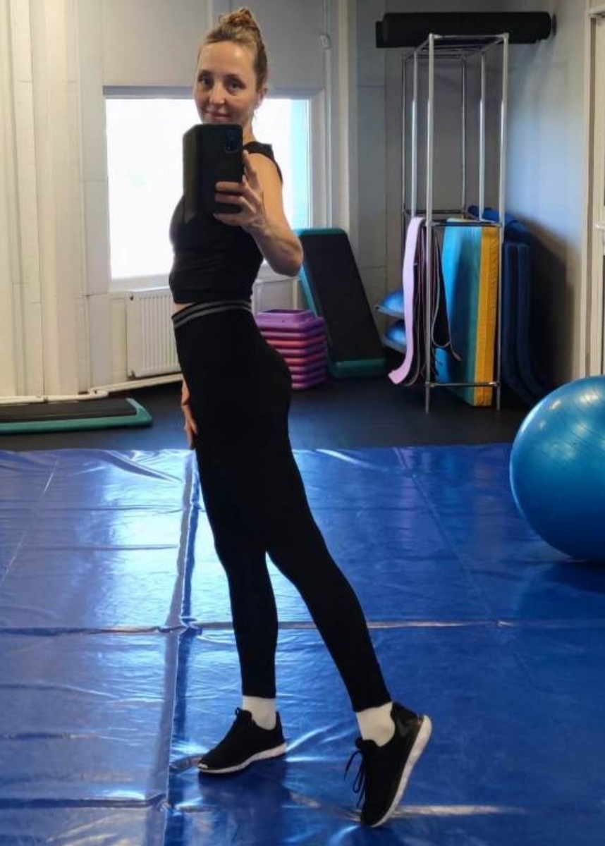 Обтянулася вся, бесстыдница 