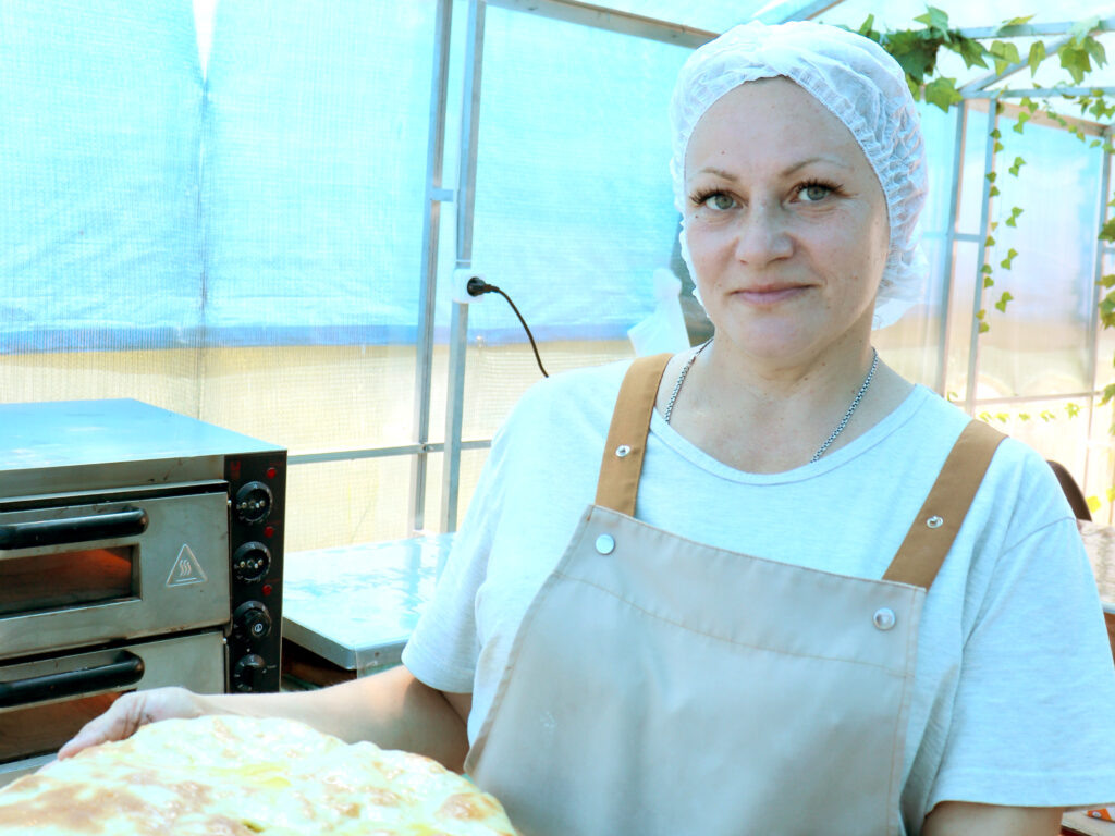 Наталья печёт осетинские пироги, и за это в народе её прозвали пирогиней.
