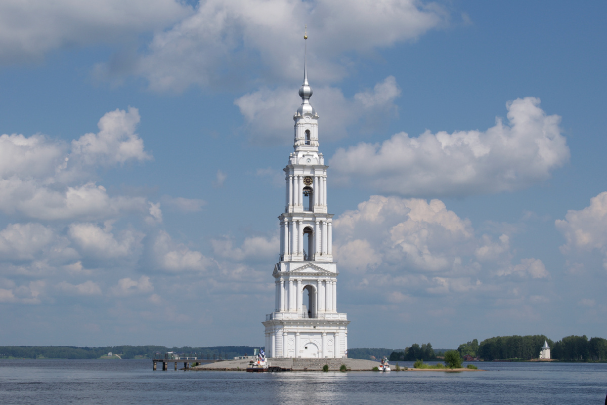 Затопленная колокольня в Калязине