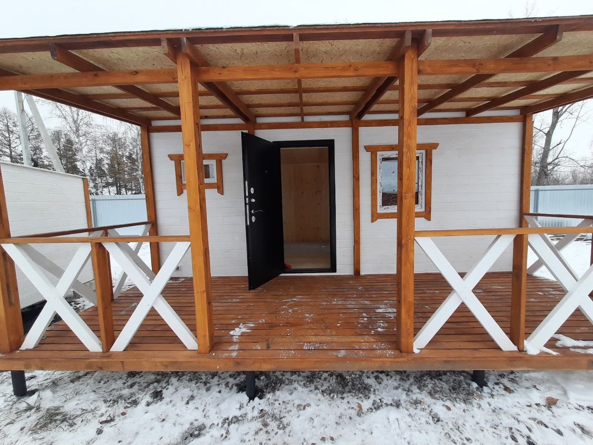 Веранда - с этого ракурса кажется больше, чем на самом деле (6*2 м, как и сам домик).