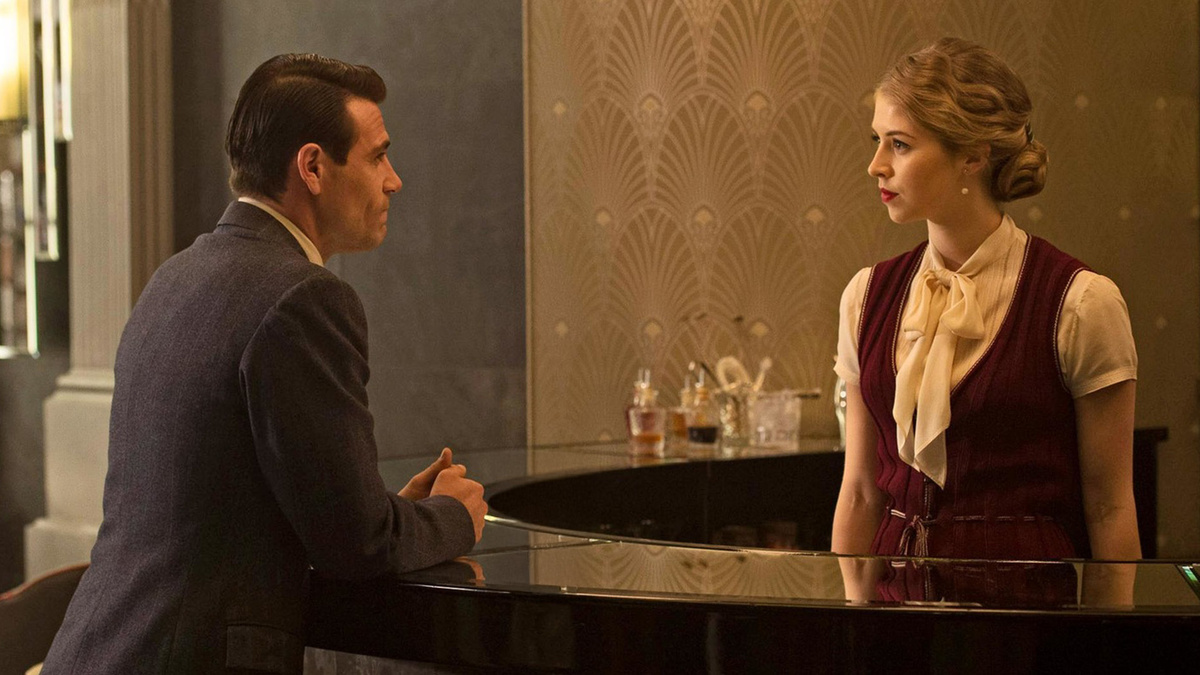 кадр из сериала "Алкион"