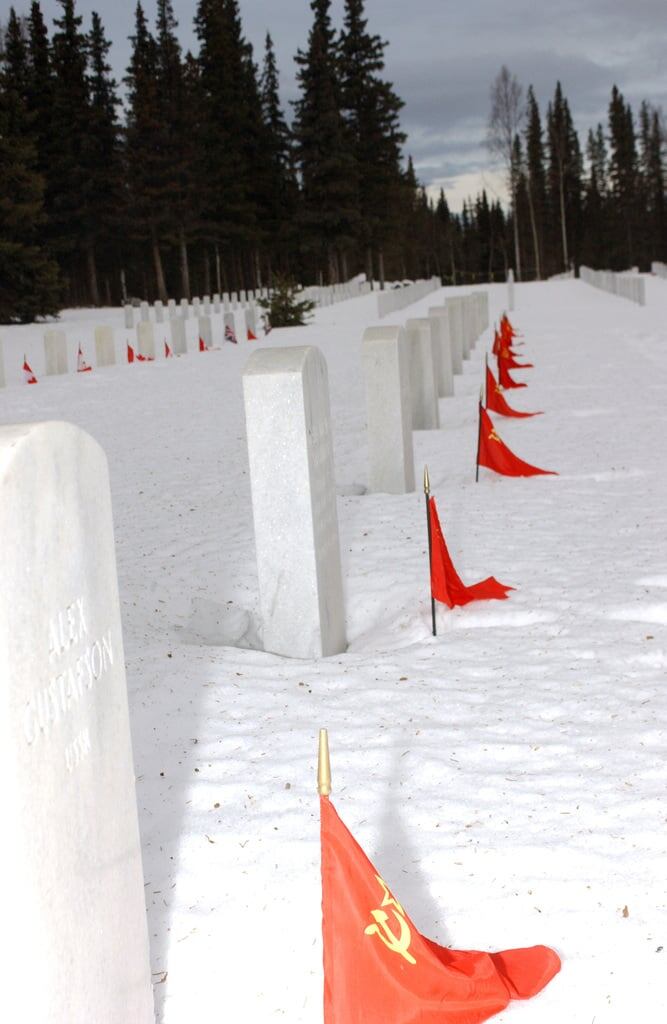 Флаги Советского Союза на могилах во время церемонии Дня Памяти  на национальном кладбище Форт Ричардсон, 2004, источник Picryl 
