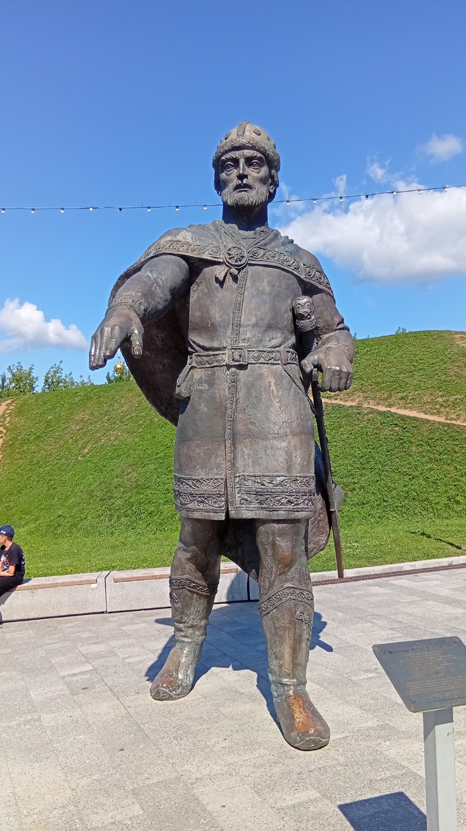 Памятник Юрию Долгорукому, скульптор В, М. Церковников, 2001 г. Фото из личного архива автора.