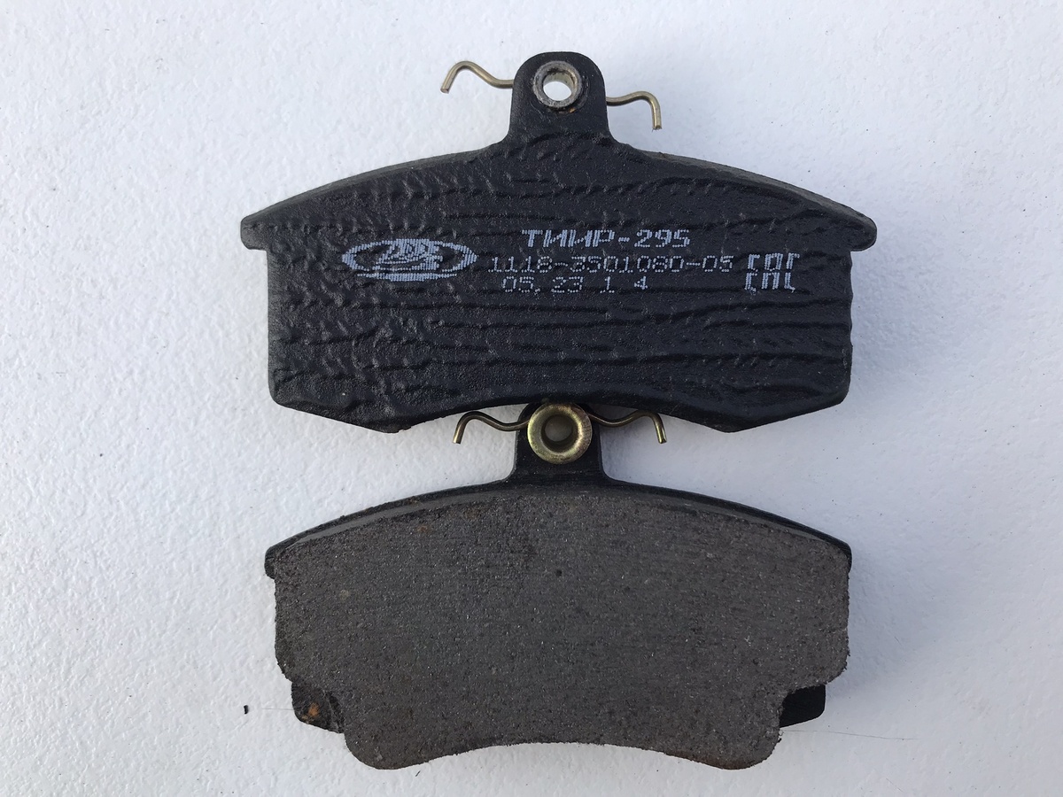 Тормозная колодка передняя ЛАДА КАЛИНА оригинал АВТОВАЗ, производство ТИИР. Смесь 295. Фото Тищенко Василий.