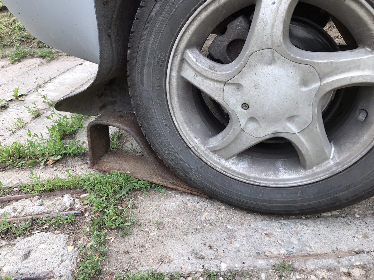 Упор под заднее колесо, чтобы машина не укатилась. Фото Тищенко Василий.