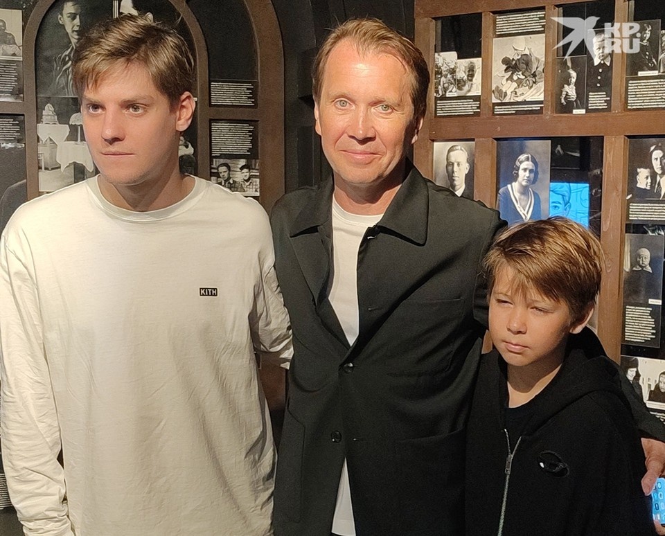    Евгений Миронов с Павлом Табаковым и с сыном Петей. Анастасия ПЛЕШАКОВА