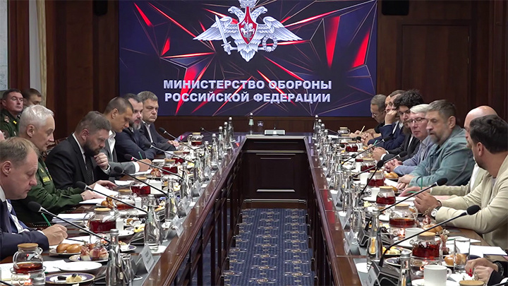    Встреча Андрея Белоусова с военкорами и блогерами. Скриншот: ТГ-канал Минобороны России