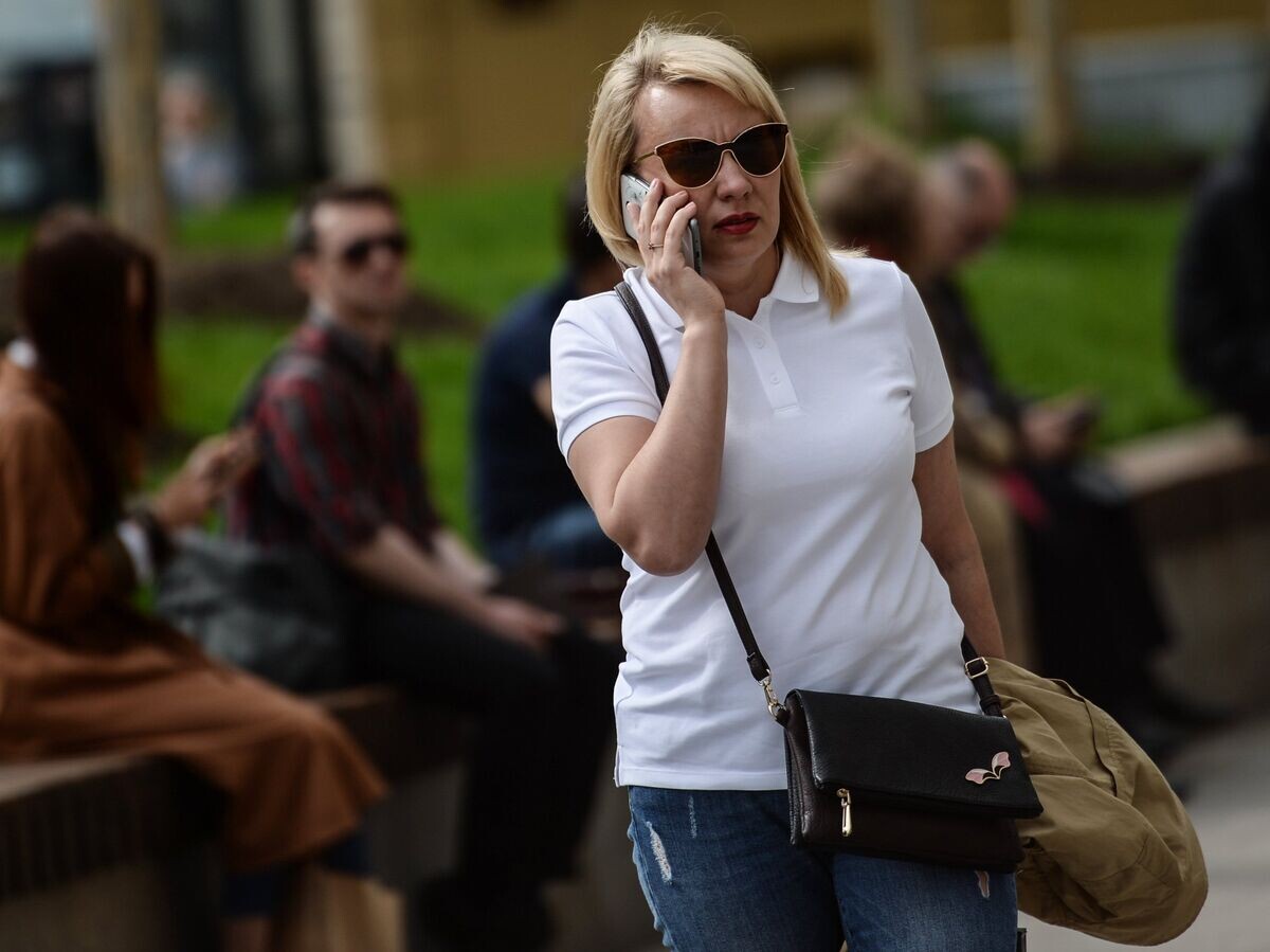    Женщина говорит по телефону на улице Москвы© РИА Новости / Алексей Филиппов