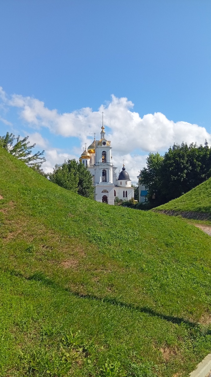 Вал Дмитровского кремля. Фото из личного архива автора.