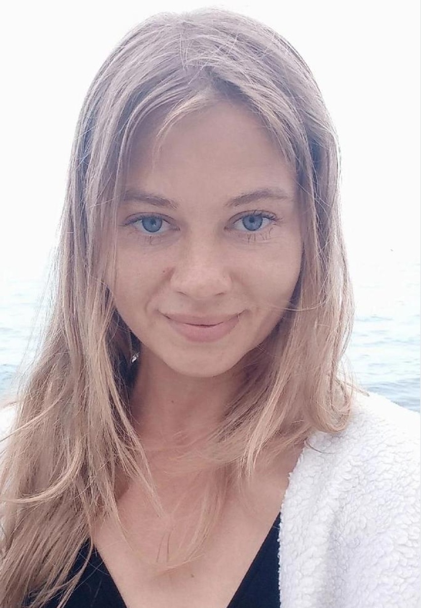 Съёмки были на море, где магнитные пески, нас ещё и закапывали в них в кадре))))